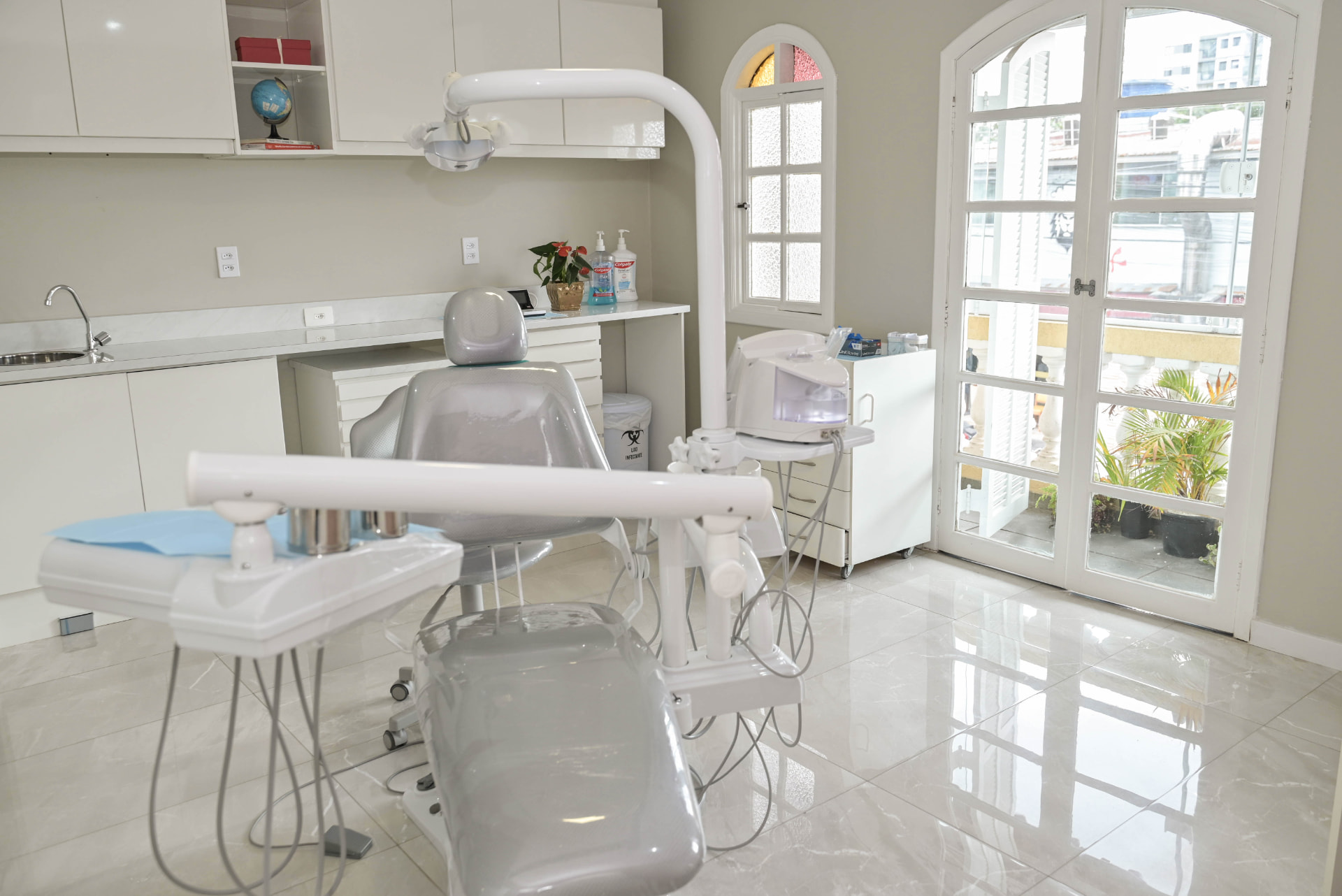 Cadeira odontológica e bancada da Odontsis