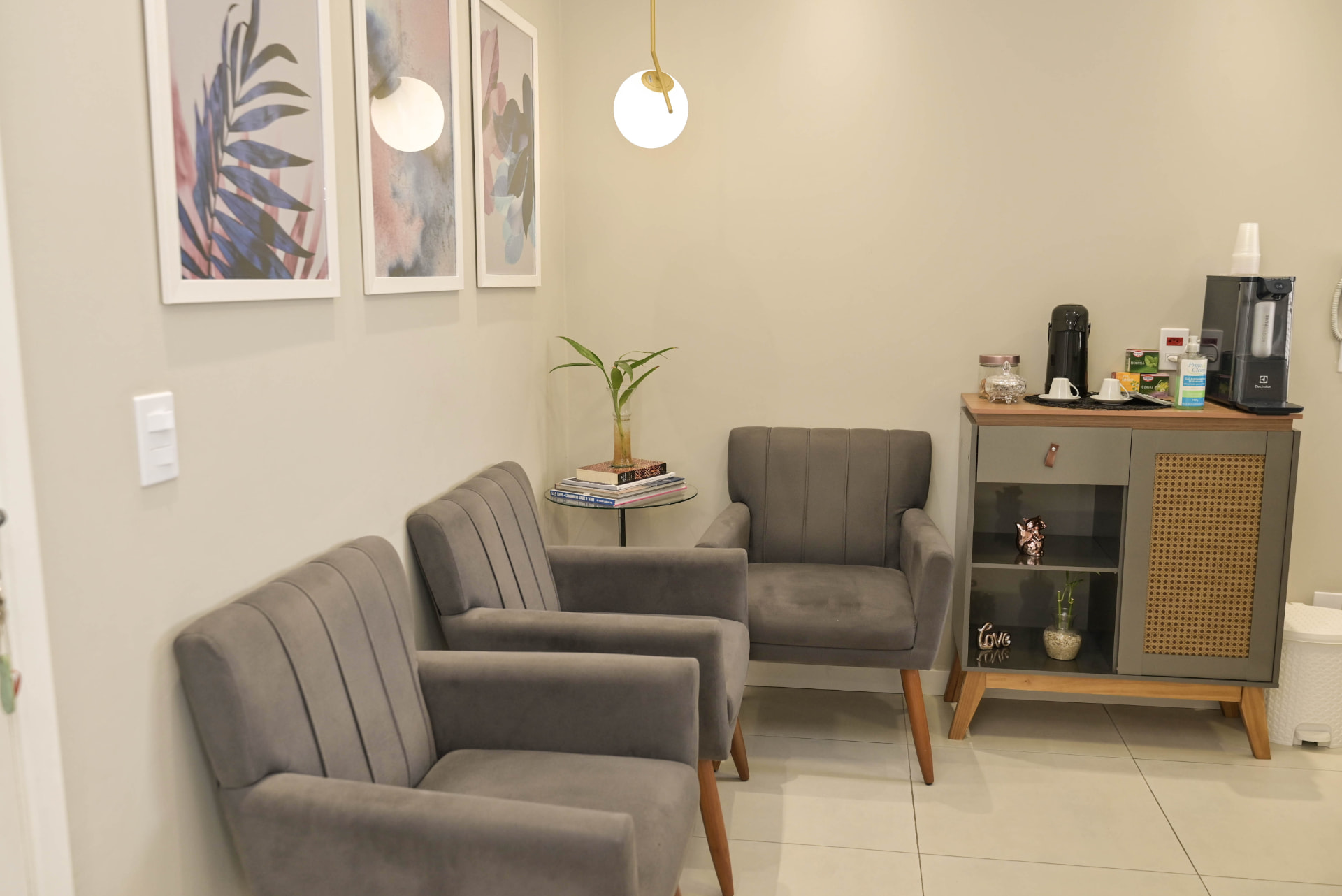 Sala de espera da clínica Odontsis com poltronas e cantinho do café